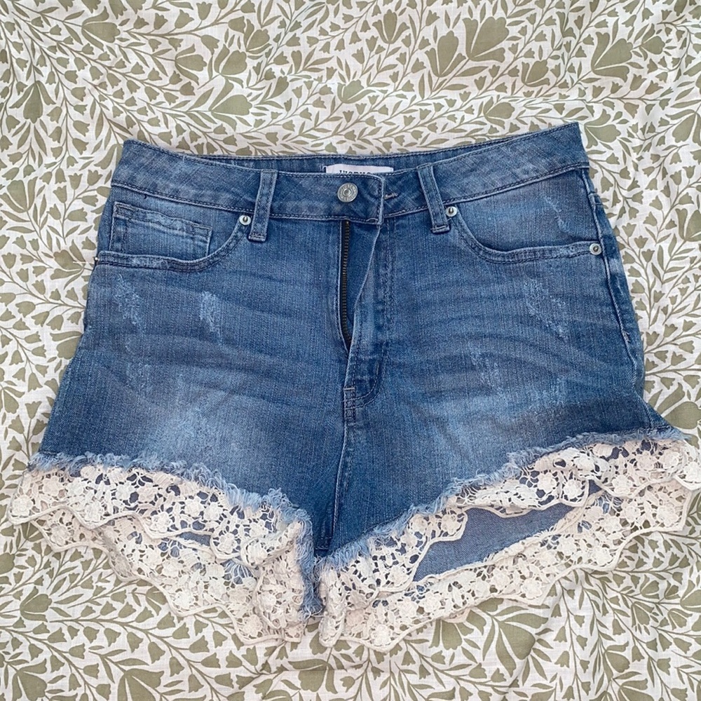 Jean shorts with lace trim